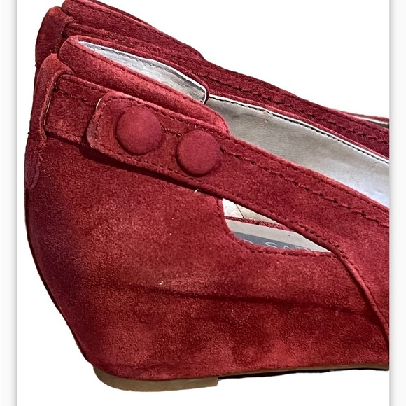 Franco Sarto Chianti Red Suede Low Wedge Button Cut Out Detail Shoes Size 10 Med - Picture 14 of 16